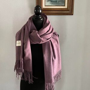 Soft  warm scarf  is a mixture of acrylic and cashmere condition is new